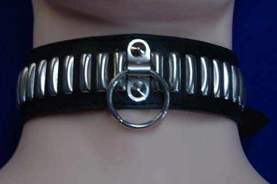 Чёрный подшитый ошейник с кольцом и металлической фурнитурой