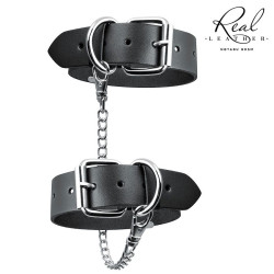 Черные кожаные оковы в в минималистичном дизайне Черные кожаные оковы в в минималистичном дизайне