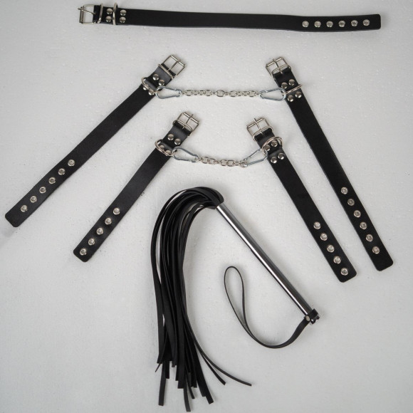 БДСМ-набор с плёткой в черном цвете БДСМ-набор с плёткой в черном цвете