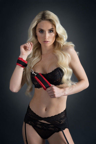 Красно-чёрные полиуретановые наручники Luxurious Handcuffs Красно-чёрные полиуретановые наручники Luxurious Handcuffs