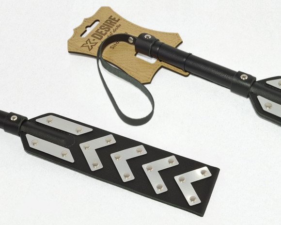 Черная шлепалка с имитирующими металл вставками Черная шлепалка с имитирующими металл вставками