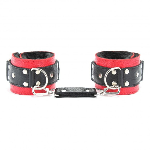 Красно-чёрные кожаные наручники с меховым подкладом Красно-чёрные кожаные наручники с меховым подкладом