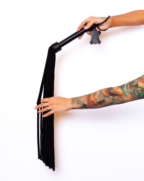 Черный флоггер Scandal из натуральной кожи с замшевыми хвостами - 75 см. Черный флоггер Scandal из натуральной кожи с замшевыми хвостами - 75 см.