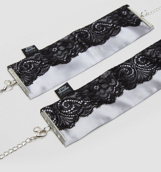 Сатиновые наручники с кружевом Play Nice Сатиновые наручники с кружевом Play Nice