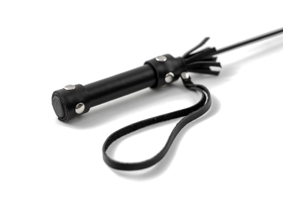 Черный кожаный стек с ручкой - 60 см. Черный кожаный стек с ручкой - 60 см.