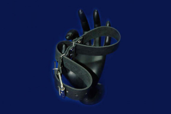 Чёрная ременная фиксация для рук  Быстро и надежно 