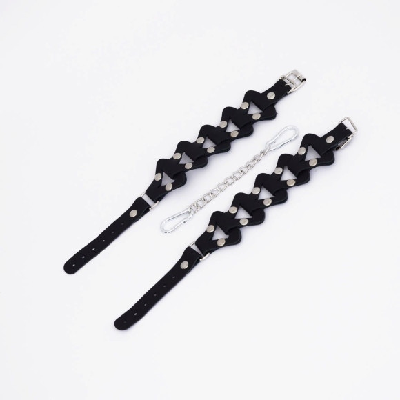 Черные кожаные наручники из звеньев Черные кожаные наручники из звеньев