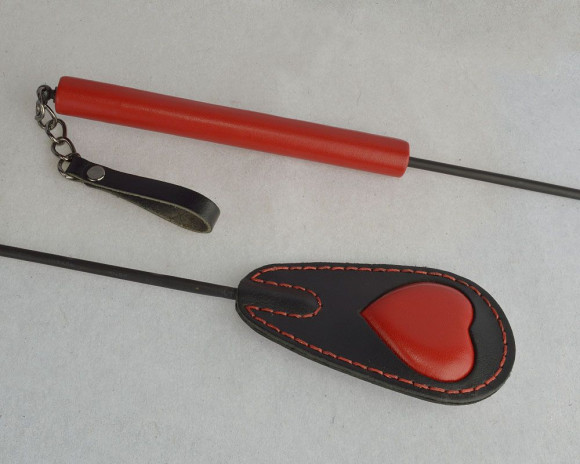 Черно-красный стек с сердцем на хлопушке - 65 см. Черно-красный стек с сердцем на хлопушке - 65 см.