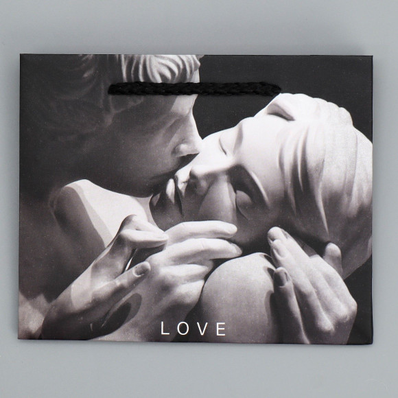 Маленький бумажный подарочный пакет LOVE - 15 х 12 см. Маленький бумажный подарочный пакет LOVE - 15 х 12 см.