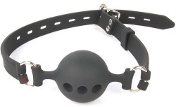 Черный силиконовый кляп-шарик с отверстиями на регулируемом ремешке Черный силиконовый кляп-шарик с отверстиями на регулируемом ремешке