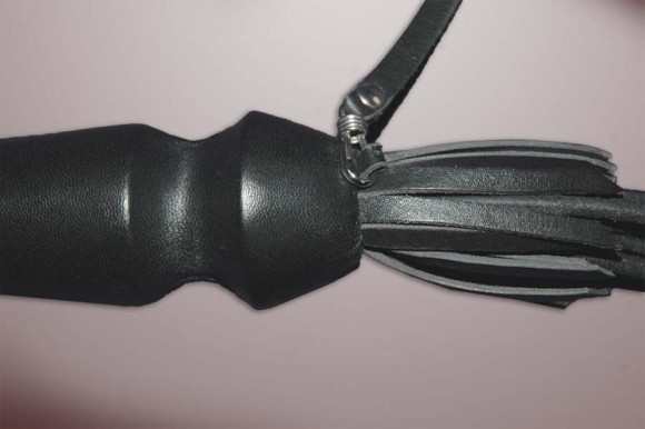 Чёрная плётка  Семихвостка  - 85 см.