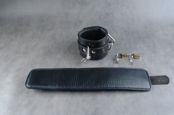 Чёрные кожаные подвёрнутые наручники