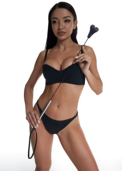 Стек с черным кожаным наконечником в виде сердца и металлической ручкой - 67 см.