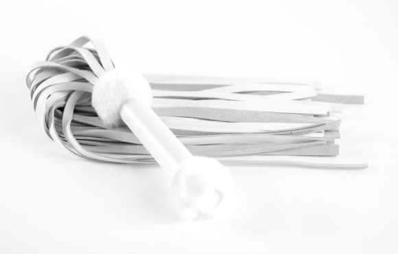 Белая плеть из натуральной кожи с меховой отделкой - 50 см. Белая плеть из натуральной кожи с меховой отделкой - 50 см.