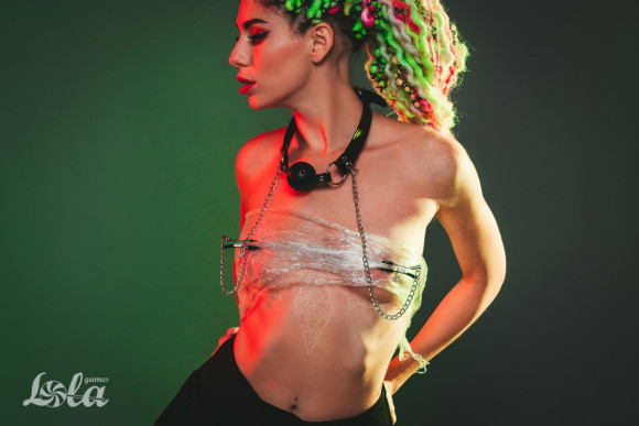 Черный кляп-шар Gratitude с зажимами для сосков Черный кляп-шар Gratitude с зажимами для сосков