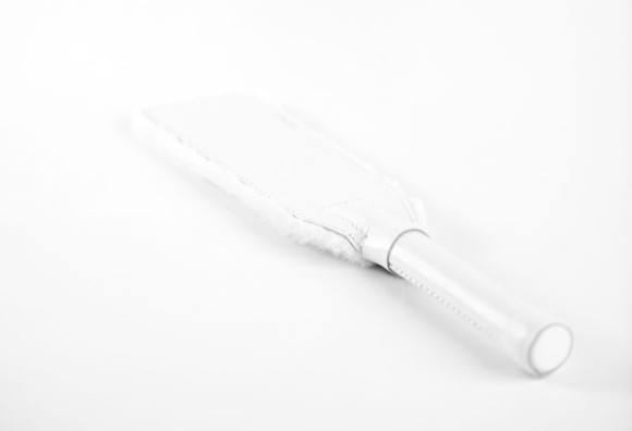 Белая двустороння шлепалка из натуральной кожи и меха - 35 см. Белая двустороння шлепалка из натуральной кожи и меха - 35 см.