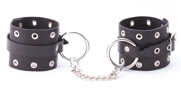 Черные кожаные оковы с люверсами Черные кожаные оковы с люверсами