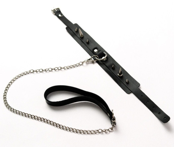 Черный ошейник с шипами и поводком Черный ошейник с шипами и поводком