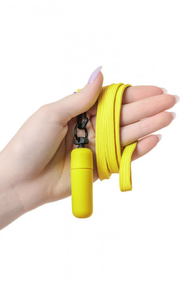 Желтая вибропуля на ремешке - 5,5 см.