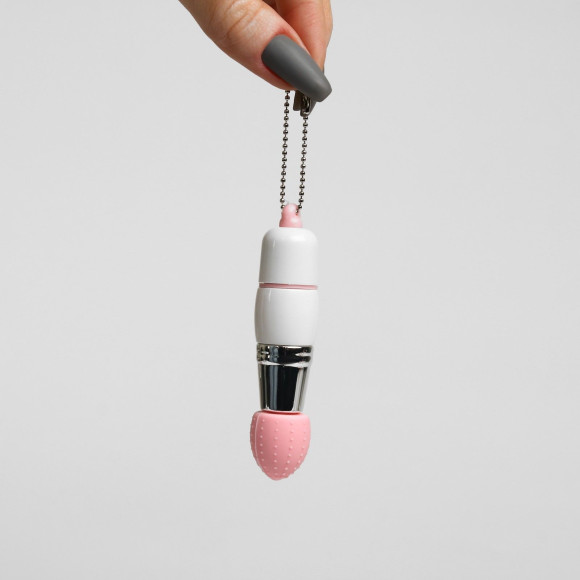 Белый вибратор-брелок с 3 сменными насадками Белый вибратор-брелок с 3 сменными насадками