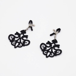 Зажимы на соски с черными кожаными подвесками Зажимы на соски с черными кожаными подвесками