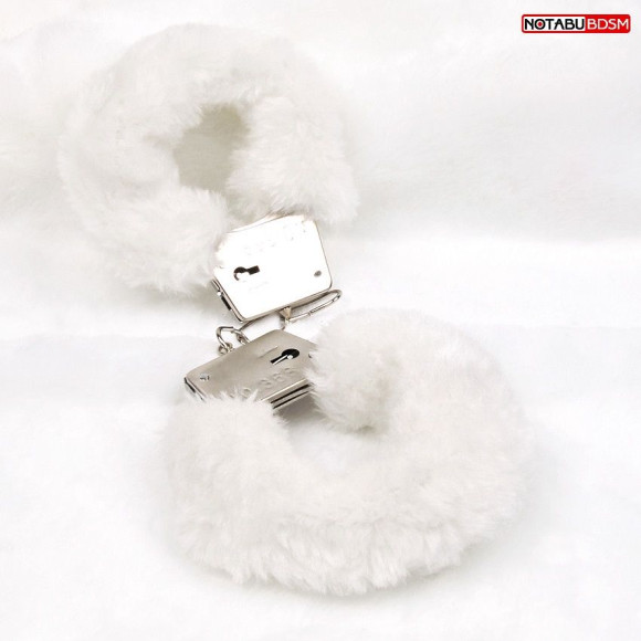 Белые меховые наручники на сцепке с ключиками Белые меховые наручники на сцепке с ключиками