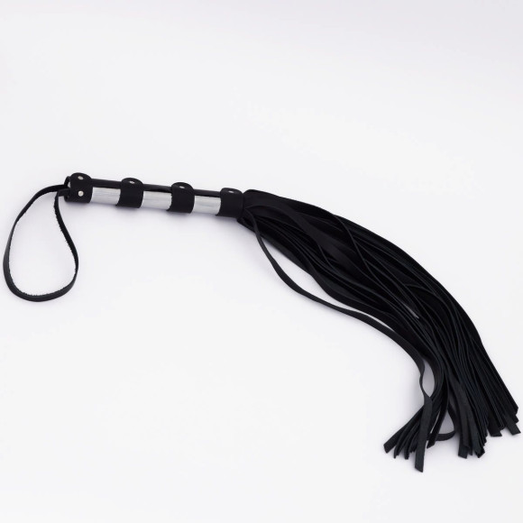 Черный кожаный флоггер со стальной ручкой - 45 см. Черный кожаный флоггер со стальной ручкой - 45 см.
