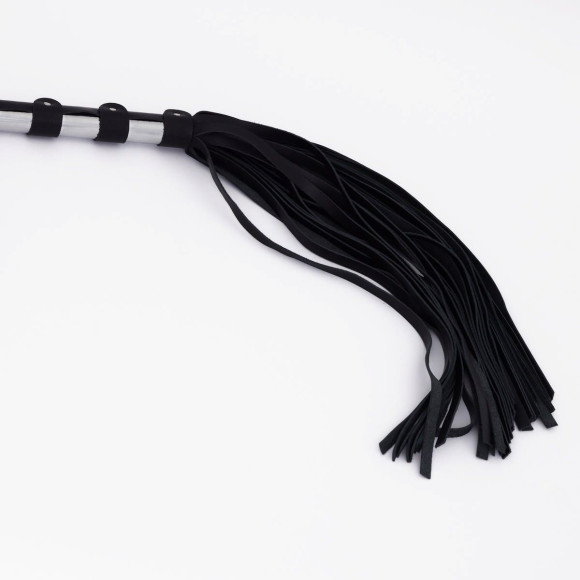 Черный кожаный флоггер со стальной ручкой - 45 см. Черный кожаный флоггер со стальной ручкой - 45 см.
