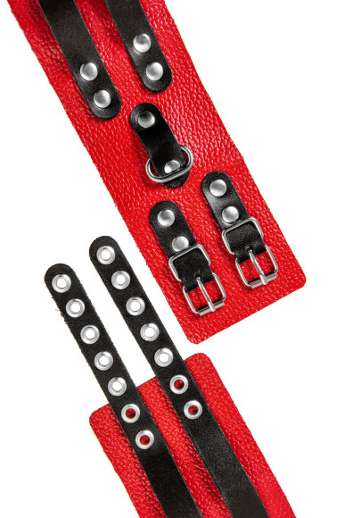 Красно-черные мягкие оковы с двумя ремешками с люверсами Красно-черные мягкие оковы с двумя ремешками с люверсами