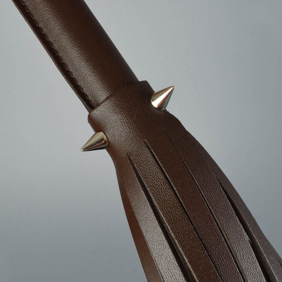 Коричневая кожаная плеть с шипами - 55 см. Коричневая кожаная плеть с шипами - 55 см.