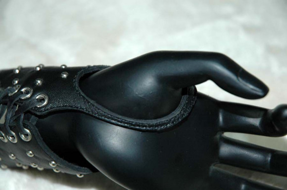 Чёрная проклёпанная защита для запястья