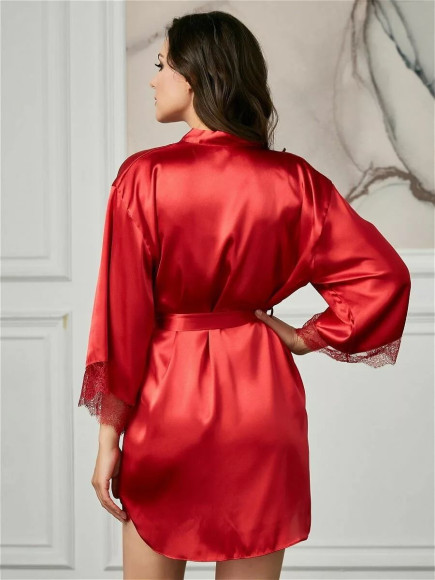 Короткий пеньюар с кружевной отделкой Короткий пеньюар с кружевной отделкой