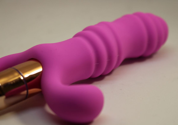 Розовый рельефный вибромассажёр для стимуляции точки G - 12 см. Розовый рельефный вибромассажёр для стимуляции точки G - 12 см.
