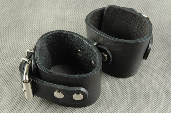 Узкие наручники с застежкой на ремне