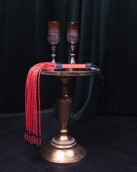 Красно-черный флоггер Scandal из натуральной кожи с бусинами на концах - 80 см. Красно-черный флоггер Scandal из натуральной кожи с бусинами на концах - 80 см.