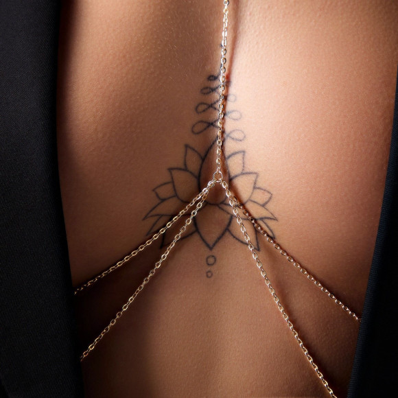 Оригинальная золотистая цепочка на грудь Оригинальная золотистая цепочка на грудь