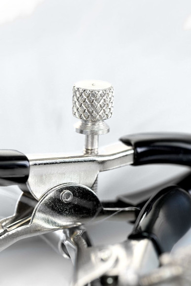 Зажимы для сосков TOYFA Theatre с белым пухом Зажимы для сосков TOYFA Theatre с белым пухом