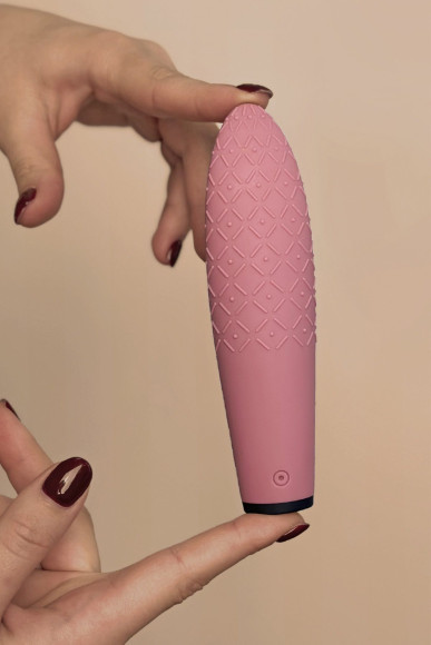 Розовый мини-вибратор с сенсорным управлением Lumi Розовый мини-вибратор с сенсорным управлением Lumi