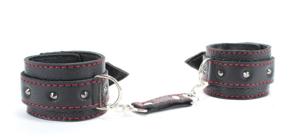 Черные оковы с шипами и контрастной строчкой Черные оковы с шипами и контрастной строчкой