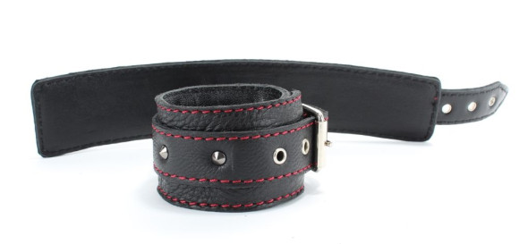 Черные оковы с шипами и контрастной строчкой Черные оковы с шипами и контрастной строчкой