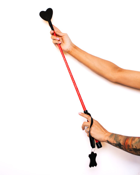 Черно-красный стек Scandal из натуральной кожи с хлопушкой в форме сердца - 70 см. Черно-красный стек Scandal из натуральной кожи с хлопушкой в форме сердца - 70 см.