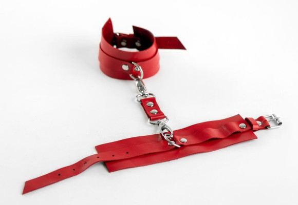 Красные оковы из натуральной кожи Красные оковы из натуральной кожи