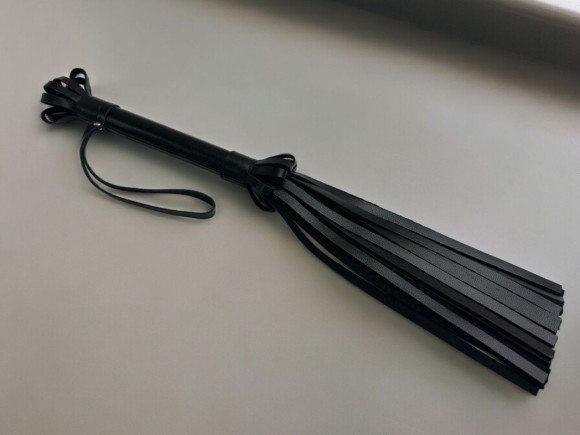 Черная кожаная плеть King Arsenal - 44 см. Черная кожаная плеть King Arsenal - 44 см.