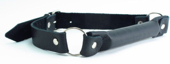 Черный кожаный кляп-трензель на кольцах Черный кожаный кляп-трензель на кольцах