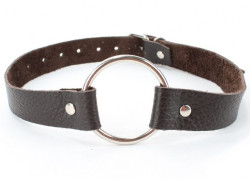 Коричневый кожаный кляп с металлическим кольцом Коричневый кожаный кляп с металлическим кольцом