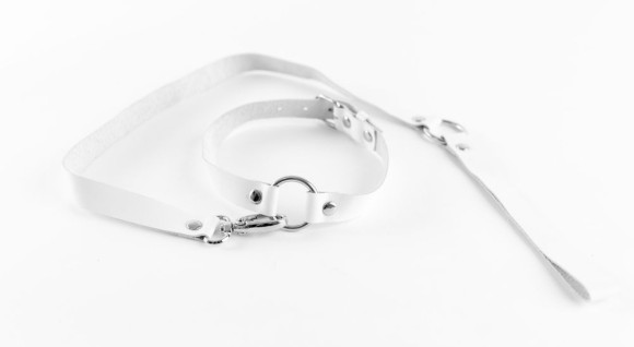 Белый чокер из натуральной кожи с поводком Белый чокер из натуральной кожи с поводком