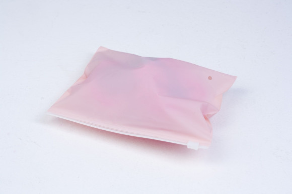 Черные базовые наручники из кожи с розовой опушкой Черные базовые наручники из кожи с розовой опушкой