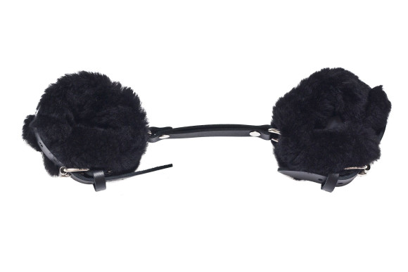 Черные базовые наручники из кожи с опушкой Черные базовые наручники из кожи с опушкой