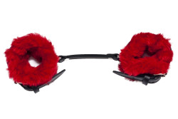 Черные базовые наручники из кожи с красной опушкой Черные базовые наручники из кожи с красной опушкой