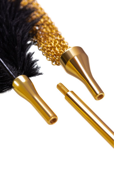 Золотисто-черный флоггер-щекоталка со сменными наконечниками Золотисто-черный флоггер-щекоталка со сменными наконечниками